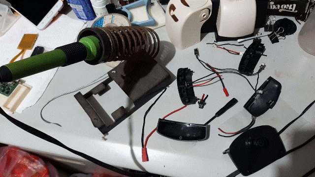 Robi2022.12.24_02_思考如何棄用8.4V充電？？？Robi原有充電孔為兩線式=DC8.4V直接對3.7Vx2Cell串聯7.4V充電_跟主流電池[7.4V=3.7Vx2Cell單獨充電]完全不同.gif